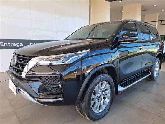 TOYOTA HILUX SW4 2.8 D-4D TURBO DIESEL SRX 7L 4X4 AUTOMÁTICO